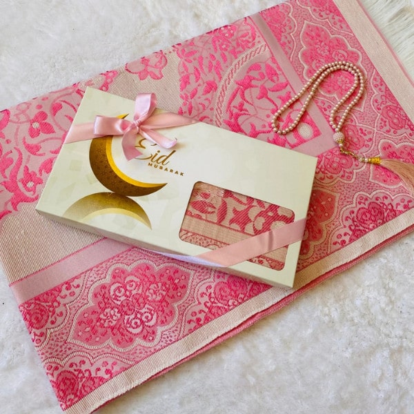 box aid femme tapis et chapelet rose